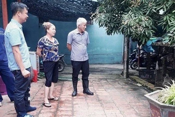 Đoàn công tác kiểm tra việc nuôi nhốt chó tại một hộ gia đình trên địa bàn xã Mê Linh (huyện Mê Linh, TP Hà Nội).