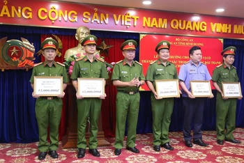 Thừa ủy quyền, Đại tá Trần Văn Chính, Phó Giám đốc, Thủ trưởng Cơ quan Cảnh sát điều tra Công an tỉnh Bình Dương trao thưởng của Bộ trưởng Công an cho các đơn vị.