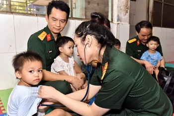 Bác sĩ khoa Nhi kiểm tra sức khỏe sơ bộ cho các cháu từ 4 tháng đến 2 tuổi.