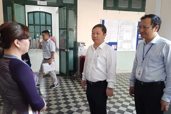 Phó Chủ tịch Ủy ban nhân dân Thành phố Hồ Chí Minh Dương Anh Đức kiểm tra tại điểm thi Trường trung học phổ thông Lê Quý Đôn, quận 3, Thành phố Hồ Chí Minh.