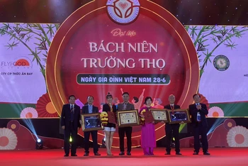 Trao các kỷ lục Việt Nam tại chương trình “Đại tiệc Bách niên trường thọ”.