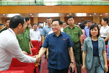 Chủ tịch Quốc hội Vương Đình Huệ với các cử tri tại huyện Vĩnh Bảo, thành phố Hải Phòng. (Ảnh Duy Linh)