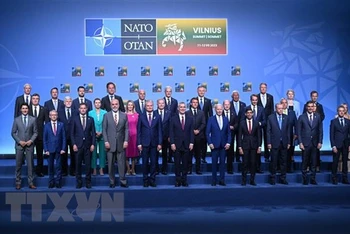 Tổng Thư ký Tổ chức Hiệp ước Bắc Đại Tây Dương Jens Stoltenberg (giữa, hàng đầu) chụp ảnh chung với nguyên thủ các quốc gia thành viên NATO tại Hội nghị thượng đỉnh của liên minh ở Vilnius, Litva, ngày 11/7/2023. (Ảnh: AFP/TTXVN)