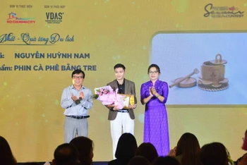 Tác giả Nguyễn Huỳnh Nam (giữa) đoạt giải Nhất bảng B với sản phẩm "Phin pha cà-phê bằng tre".