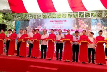 Cắt băng khai mạc phiên chợ vải 2023 tại khu đô thị Ecopark, Văn Giang, Hưng Yên.