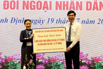 Trao tặng 20 căn nhà tình nghĩa và 2.000 suất học bổng cho các hộ gia đình và học sinh có hoàn cảnh khó khăn của tỉnh Bình Định.
