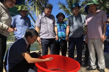 Giám đốc Trung tâm Khuyến nông quốc gia Lê Quốc Thanh thăm mô hình nuôi tôm ở Quảng Bình.