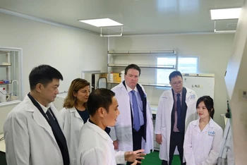 Các đại biểu tham quan phòng thí nghiệm tại Trung tâm Giám định ADN.