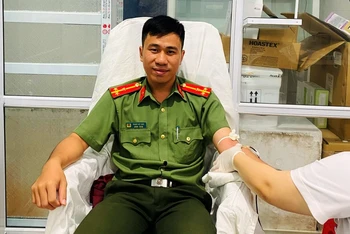 Thượng úy Phạm Việt Đức, Bí thư chi đoàn Công an huyện Mường Khương hiến máu cứu sản phụ qua cơn nguy kịch. (Ảnh: QUỲNH TRANG)