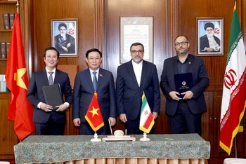 Chủ tịch Quốc hội Vương Đình Huệ và ông Mohammad Hassan Sheikholeslami, Thứ trưởng Ngoại giao Iran chứng kiến lễ ký kết hợp tác.