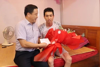 Phó Tổng Giám đốc EVNCPC Lê Hữu Danh trực tiếp đến thăm, động viên và tặng quà anh thợ điện dũng cảm Nguyễn Tuấn Vũ.