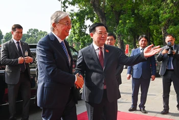 Chủ tịch Quốc hội Vương Đình Huệ chào mừng Tổng thống Cộng hòa Kazakhstan Kassym-Jomart Tokayev thăm chính thức Việt Nam.