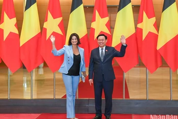 Chủ tịch Quốc hội Vương Đình Huệ và Chủ tịch Thượng viện Vương quốc Bỉ Stephanie D’Hose tại lễ đón. (Ảnh: DUY LINH)