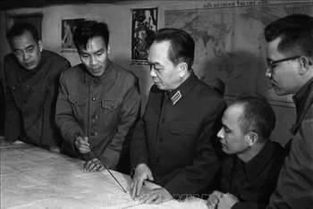 Đại tướng Võ Nguyên Giáp thăm Bộ Tư lệnh Quân chủng Phòng không - Không quân, ngày 30/12/1972.
