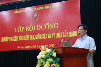 Đồng chí Nguyễn Văn Thể, Ủy viên Trung ương Đảng, Bí thư Đảng ủy Khối phát biểu chỉ đạo lớp bồi dưỡng.
