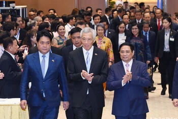 Thủ tướng Phạm Minh Chính và Thủ tướng Singapore Lý Hiển Long đến dự Hội nghị thúc đẩy triển khai các dự án hợp tác đầu tư Việt Nam-Singapore.