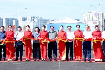 Thủ tướng Phạm Minh Chính và các đại biểu thực hiện nghi thức cắt băng khánh thành cầu Vĩnh Tuy-giai đoạn 2.