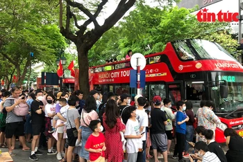 Rất đông người dân xếp hàng đi xe buýt 2 tầng miễn phí tham quan nội thành Hà Nội dịp 30/4 - 1/5/2023. (Ảnh: VT)