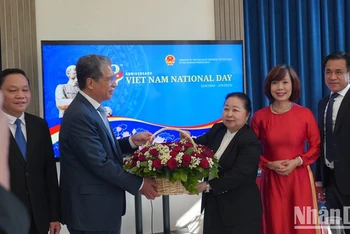 Đại sứ Lào tại Nga Vilavanh Yiapoher tặng hoa chúc mừng Đại sứ Đặng Minh Khôi và toàn thể cán bộ, nhân viên Đại sứ quán Việt Nam tại Nga nhân kỷ niệm 78 năm Quốc khánh Việt Nam. (Ảnh: Xuân Hưng)