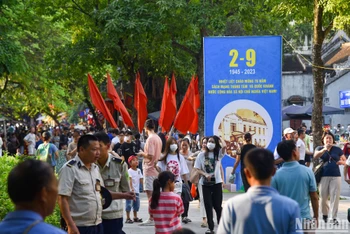 [Ảnh] Các điểm vui chơi tại Hà Nội tấp nập du khách trong ngày Quốc khánh
