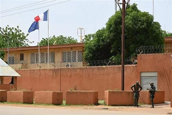 Cảnh sát quốc gia Niger gác bên ngoài Đại sứ quán Pháp ở Niamey, ngày 27/8/2023. (Ảnh: AFP/TTXVN)