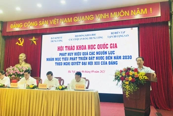 GS.TS Phùng Hữu Phú trình bày tham luận tại hội thảo.