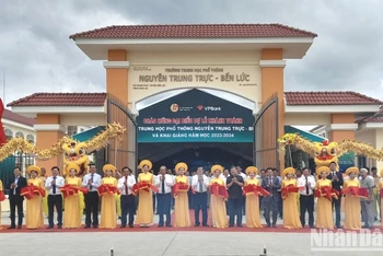 Các đại biểu cắt băng khánh thành trường mang tên Anh hùng dân tộc Nguyễn Trung Trực.