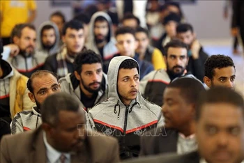 Người di cư tập trung tại Cục Chống nhập cư bất hợp pháp ở Tripoli, Libya, trước khi bị trục xuất về nước ngày 24/11/2022. (Ảnh tư liệu: AFP/TTXVN)