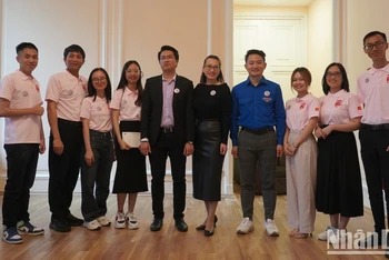Sinh viên Việt Nam tham gia dạy học trong chương trình "Tiếng Việt vui" cùng các đại biểu chụp ảnh lưu niệm. (Ảnh: XUÂN HƯNG)