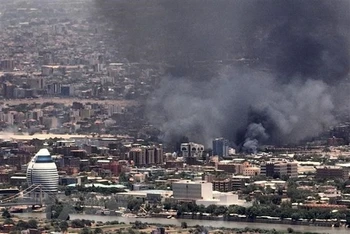 Khói bốc lên sau các cuộc giao tranh tại Khartoum, Sudan, ngày 3/5/2023. (Ảnh: AFP/TTXVN)