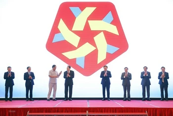 Chủ tịch Quốc hội Vương Đình Huệ và đại biểu thực hiện nghi thức ấn nút công bố Logo, Bộ Nhận diện, Website Hội nghị Nghị sĩ trẻ toàn cầu lần thứ 9. (Ảnh: Doãn Tấn/TTXVN)