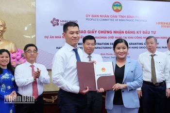 Chủ tịch Ủy ban nhân dân tỉnh Bình Phước Trần Tuệ Hiền trao giấy chứng nhận cho nhà đầu tư dự án vốn FDI 500 triệu USD.