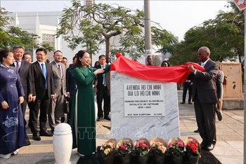 Phó Chủ tịch nước Võ Thị Ánh Xuân và Chủ tịch Hội đồng thành phố Maputo Eneas Comiche khai trương biển tên Đại lộ Hồ Chí Minh. 