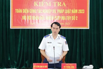 Thiếu tướng Vũ Trung Kiên, Phó Tư lệnh Pháp luật Cảnh sát biển Việt Nam quán triệt nhiệm vụ kiểm tra tại Đoàn Đặc nhiệm phòng, chống tội phạm ma túy số 2.