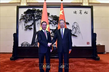 Chủ tịch nước Võ Văn Thưởng và Ủy viên trưởng Nhân đại Toàn quốc Trung Quốc Triệu Lạc Tế trong cuộc gặp tại Bắc Kinh, ngày 17/10. (Ảnh: TTXVN)