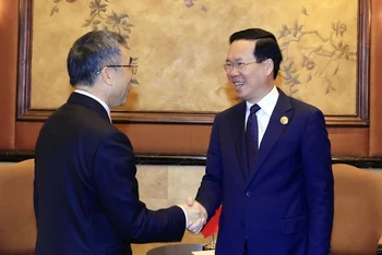 Chủ tịch nước Võ Văn Thưởng tiếp Chủ tịch Tập đoàn Huawei Lương Hoa. (Ảnh: Thống Nhất/TTXVN)