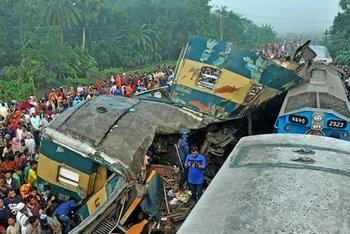 Hiện trường một vụ tai nạn tàu hỏa tại Bangladesh. (Nguồn: Daily Sabah)