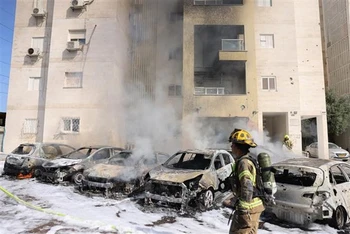 Xe ô-tô bị cháy sau cuộc tấn công bằng rocket từ Dải Gaza tại Ashkelon (Israel), ngày 7/10/2023. (Ảnh: AFP/TTXVN)