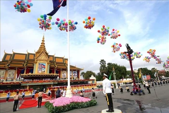 Quang cảnh Lễ mít-tinh kỷ niệm 70 năm Quốc khánh Vương quốc Campuchia. (Ảnh: TTXVN)