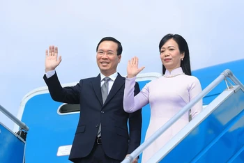 Chiều 26/11, Chủ tịch nước Võ Văn Thưởng và Phu nhân cùng Đoàn đại biểu cấp cao Việt Nam rời Thủ đô Hà Nội, lên đường thăm chính thức Nhật Bản. (Ảnh: TTXVN)