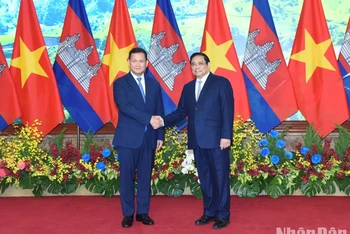 Thủ tướng Phạm Minh Chính và Thủ tướng Vương quốc Campuchia Samdech Moha Bovor Thipadei Hun Manet. 