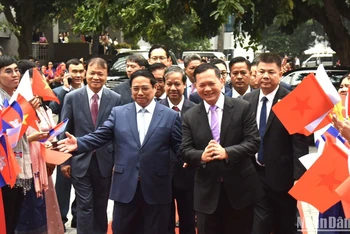 Thủ tướng Phạm Minh Chính và Thủ tướng Hun Manet đến thăm, nói chuyện tại Trường Đại học Ngoại thương.