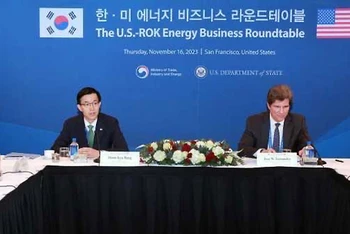 Bộ trưởng Bang Moon Kyu (bên trái) và Thứ trưởng Jose Fernandez chủ trì cuộc thảo luận về năng lượng sạch. (Nguồn: koreaherald.com)