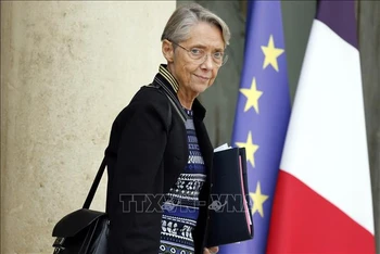 Thủ tướng Pháp Elisabeth Borne sau cuộc họp nội các tuần tại Paris, ngày 5/10/2023. (Ảnh: AFP/TTXVN)