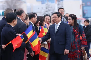 Cộng đồng người Việt Nam tại Romania đón Thủ tướng Phạm Minh Chính và Phu nhân ở Sân bay Quốc tế Henri Coanda. (Ảnh: Dương Giang/TTXVN)