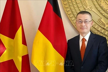 Đại sứ Việt Nam tại Cộng hòa Liên bang Đức Vũ Quang Minh. (Ảnh: Mạnh Hùng/PV TTXVN tại Đức)