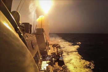 Tàu khu trục gắn tên lửa dẫn đường USS Carney của Mỹ đánh chặn tên lửa và thiết bị không người lái của lực lượng Houthi trên Biển Đỏ. (Ảnh tư liệu: AFP/TTXVN)