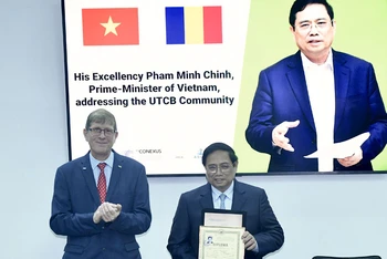 Lãnh đạo Đại học Kỹ thuật xây dựng Bucharest tặng Thủ tướng Phạm Minh Chính bản sao thành tích học tập trước đây của Thủ tướng. 