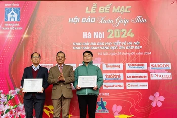 Ban tổ chức trao hai giải A Gian trưng bày đẹp tại Hội báo cho Báo Nhân Dân và Đài Phát thanh-Truyền hình Hà Nội.