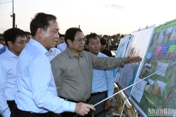 Thủ tướng Phạm Minh Chính khảo sát dự án đê biển Gò Công.